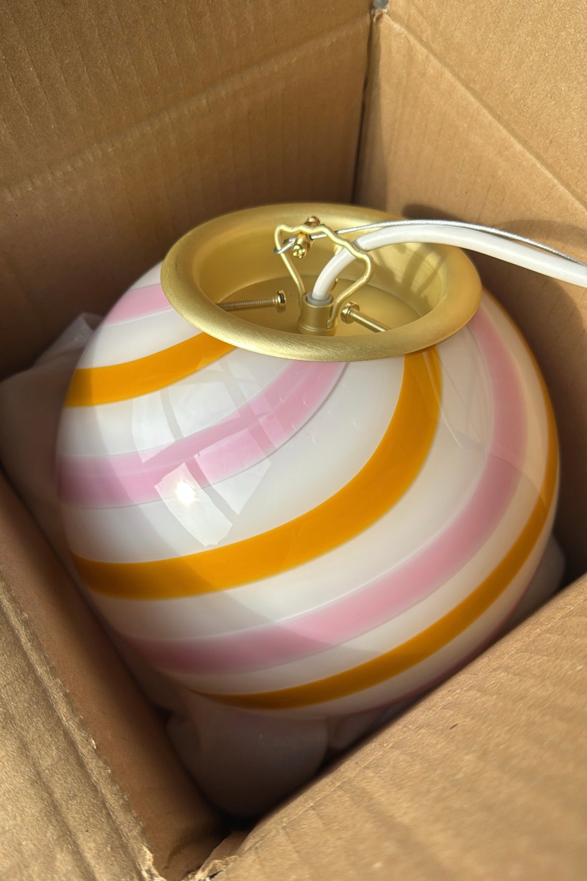 Ny Murano candy pendel loftlampe i en bolsje kombination af gul og lyserød swirl. Mundblæst glas i rund form. E27 fatning. Kommer med justerbart ophæng.

Håndlavet i Italien.
D:20 cm
Vægt ca. 1 kg.