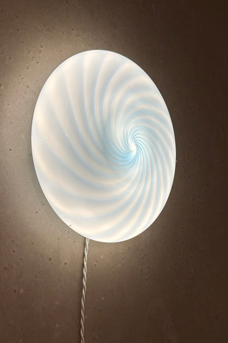 Ny Murano Candy plafond loftlampe / væglampe med blå swirl. Mundblæst glas i cirkulær, flad form. E27 fatning. Kommer med hvid bagplade. Håndlavet i Italien.
D:30 cm H: 11 cm
