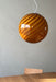 Italiensk Murano candy pendel loftlampe i brændt orange / rav glas med swirl mønster.   Glasset er mundblæst hos en italiensk glaspuster familie, som arbejder i eget værksted. Udarbejdet efter traditionsrige Murano glaspuster teknikker. D:40 cm   Størrelsen er perfekt som spisebordslampe eller midt i en stue. 