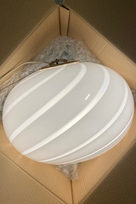Ekstra stor vintage Murano pendel loftlampe i hvidt opal glas. Glasset er mundblæst i oval form med et smukt hvidt swirl mønster. Messing farvet ophæng. Håndlavet i Italien, 1970erne. D:45 cm H:35 cm