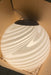 Ekstra stor vintage Murano pendel loftlampe i hvid opaline glas. Glasset er mundblæst i rund form med et smukt swirl mønster. Håndlavet i Italien, 1970erne, og kommer med justerbart messingophæng. D:45 cm 