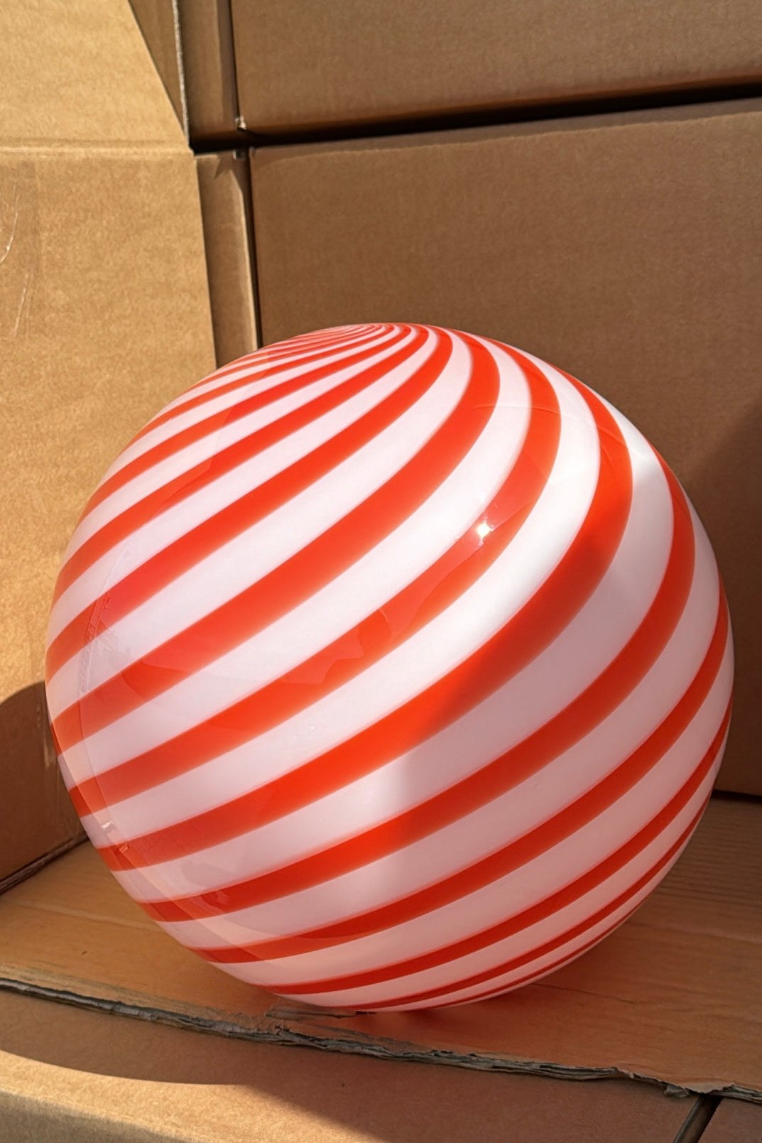 Ny Murano candy pendel loftlampe i en bolsje kombination af rød og hvid. Mundblæst glas i rund form med swirl mønster. E27 fatning. Kommer med justerbart ophæng. Håndlavet i Italien. D:30 cm