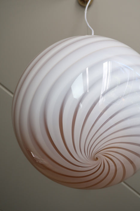 Ny stor italiensk Murano Candy pendel loftlampe i en fin creme nuance. Mundblæst opal glas med rav inderside i oval form med swirl mønster. Lampen har en blød nuance, der lyser op i en varm tone. E27 fatning. Kommer med justerbart ophæng. 
Håndlavet i Italien.
D:40 cm