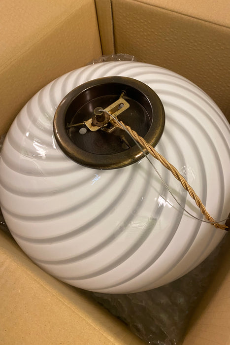 Stor vintage Murano lampe i hvid glas med en fantastisk smuk swirl. Mundblæst i oval form. Håndlavet i Italien, 1970erne, og kommer med justerbart ophæng i antik messing.   D:38 cm 
