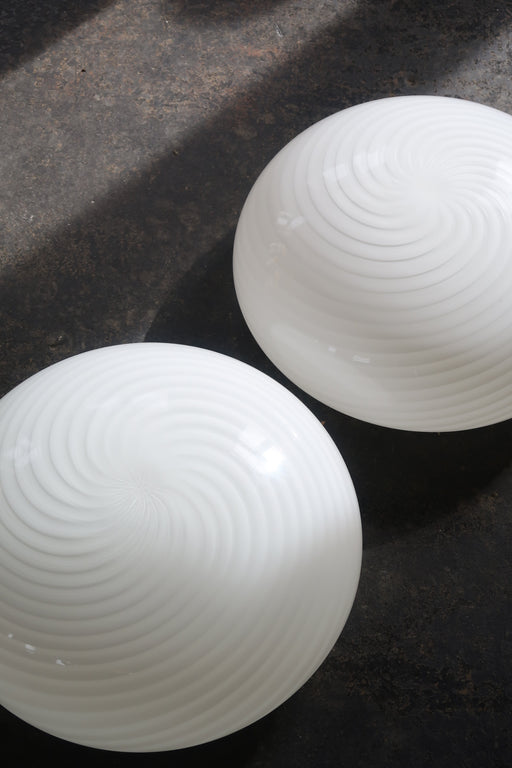 Ubrugt (ny) vintage Murano plafond lampe i glas med hvid swirl mønster. Kan både bruges som loftlampe eller som væglampe. 2x E27 fatning. Håndlavet i Italien, 1970erne, og kommer med ny hvid metal bagside.  D:36 cm H:15 cm