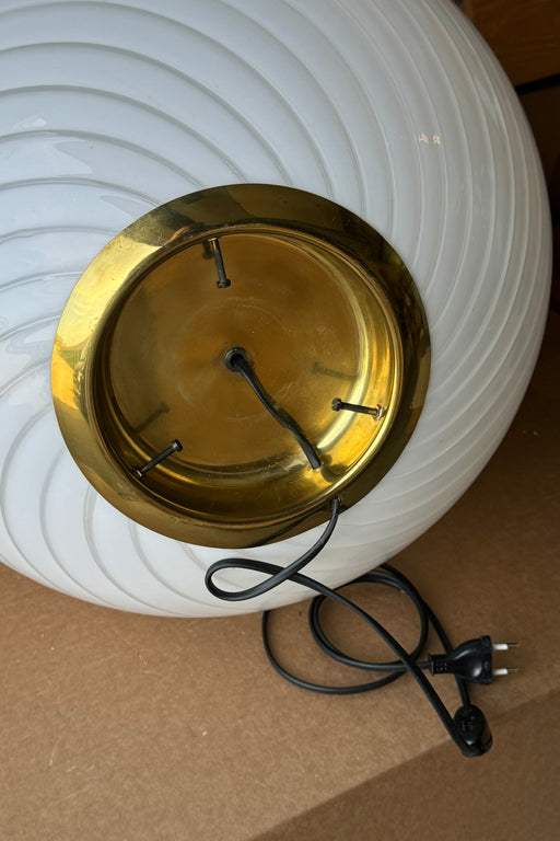 Kæmpe stor vintage Murano gulvlampe / bordlampe i hvid glas med swirl og messing fod. Lampen afgiver et meget hyggeligt lys og har en fantastisk swirl. Håndlavet i Italien, 1970erne.   H:45 cm D:45 cm