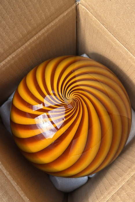 Ny Murano candy pendel loftlampe med rav orange swirl. Mundblæst glas i rund form. E27 fatning. Kommer med justerbart ophæng.

Håndlavet i Italien.
D:20 cm
Vægt ca. 1 kg