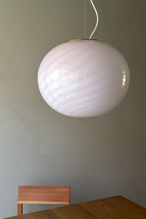 Ny Murano candy pendel loftlampe i en fin blød lyserød nuance. Mundblæst glas i oval form med swirl mønster. E27 fatning. Kommer med justerbart messingbelagt ophæng samt transparent ledning.  Håndlavet i Italien.  D:40 cm  