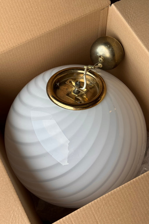 Stor vintage Murano pendel loftlampe i hvid opaline glas. Glasset er mundblæst i cirkulær form med et smukt swirl mønster. Håndlavet i Italien, 1970erne, og kommer med originalt justerbart ophæng. D:40 cm 