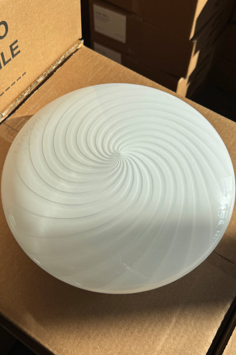 Ny Murano Candy plafond loftlampe / væglampe med swirl. Mundblæst i hvid opal glas i cirkulær, flad form. E27 fatning. Kommer med hvid bagplade. Håndlavet i Italien.
D:30 cm H: 11 cm