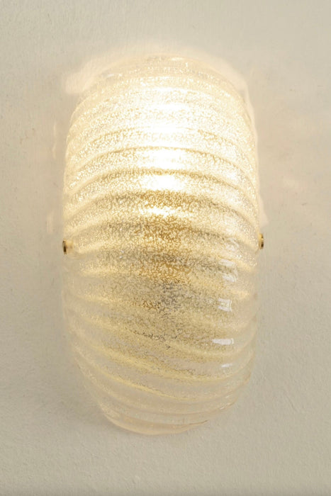 Sæt á 2 stk. vintage Murano musling væglamper i mundblæst krystalglas med messing skruer. Perfekt størrelse til din entré, i køkkenet, på badeværelset eller som læselamper i soveværelset. Nemme at montere. Håndlavet i Italien, 1960/70erne og kan variere i udtrykket. Størrelse L:24 cm B:11 cm D:12 cm