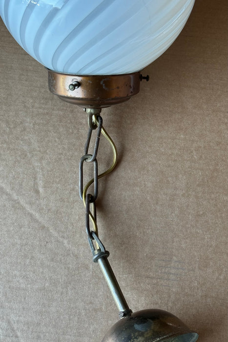 Sæt á vintage Murano pendel lamper med patineret ophæng. Mundblæst i opalglas og har begge helt exceptionel fin swirl. Ophænget er umiddelbart udformet i bruneret messing. Lamperne har kædeophæng i længde 16 cm og 42 cm (uden topstykke og rosetter). Håndlavet i Italien, 1970'erne.   D:20 cm 