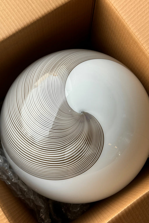 Stor vintage Murano pendel loftlampe i glas. Glasset er mundblæst i cirkulær form med et smukt swirl mønster. Håndlavet i Italien, 1970erne, og kommer med originalt justerbart ophæng i patineret messing.  D:40 cm 