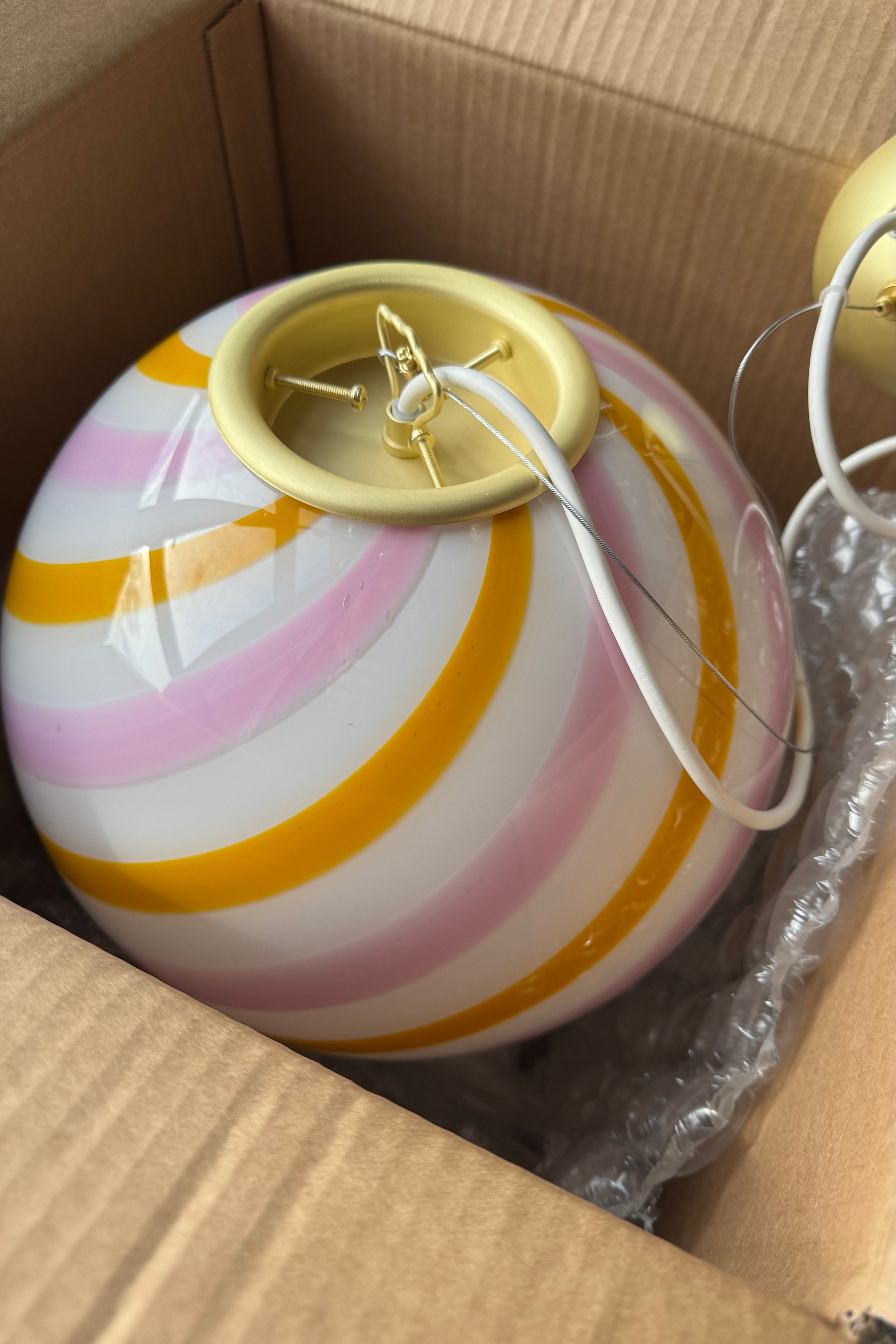 Ny Murano candy pendel loftlampe i en bolsje kombination af gul og lyserød swirl. Mundblæst glas i rund form. E27 fatning. Kommer med justerbart ophæng.

Håndlavet i Italien.
D:30 cm
Vægt ca. 3 kg.