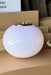 Ny Murano candy pendel loftlampe i en fin blød lyserød nuance. Mundblæst glas i oval form med swirl mønster. E27 fatning. Kommer med justerbart messingbelagt ophæng samt transparent ledning.  Håndlavet i Italien.  D:40 cm  