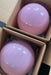 Stor ny Murano candy pendel loftlampe i den mest fantastisk bubble gum lyserøde pink nuance. Mundblæst glas i rund form med swirl mønster. E27 fatning. Kommer med justerbart messingbelagt ophæng samt transparent ledning. 