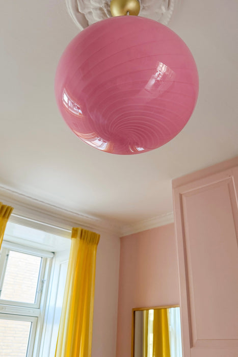 Stor ny Murano Candy pendel loftlampe i opalglas med overflade i den mest fantastiske i bubble gum pink lyserøde nuance. Mundblæst glas i oval form med swirl mønster. E27 fatning. Kommer med justerbart ophæng.

Håndlavet i Italien
D:40 cm