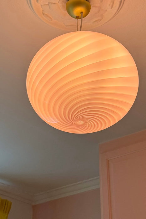 Stor ny Murano Candy pendel loftlampe i opalglas med overflade i den mest fantastiske i bubble gum pink lyserøde nuance. Mundblæst glas i oval form med swirl mønster. E27 fatning. Kommer med justerbart ophæng.

Håndlavet i Italien.
D:40 cm&