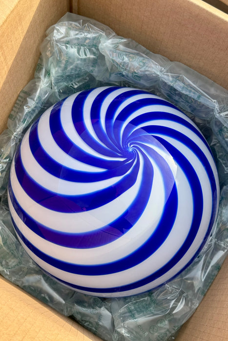 Ny Murano candy pendel loftlampe i en bolsje kombination af koboltblå og hvid. Mundblæst glas i rund form med swirl. E27 fatning. Kommer med justerbart ophæng.

Håndlavet i Italien.
D:30 cm
Vægt ca. 3 kg.