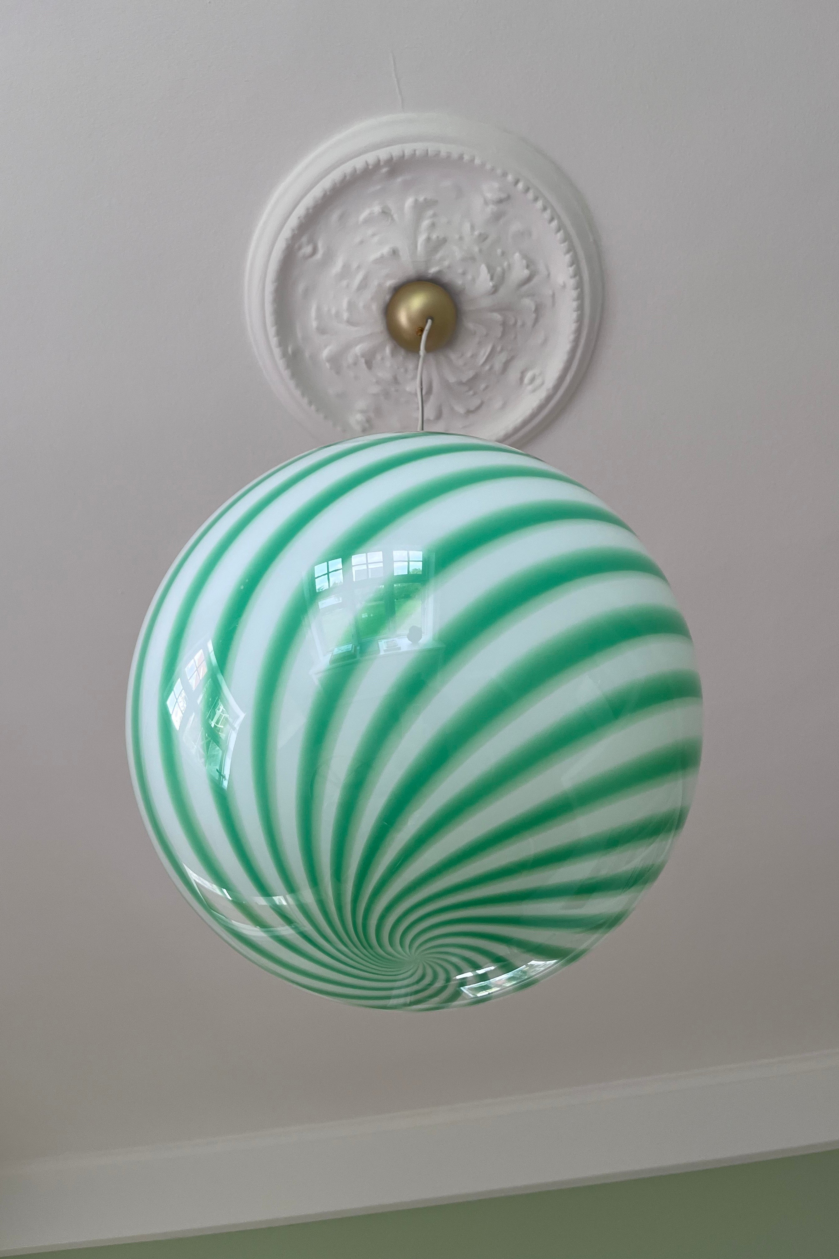 Stor ny Murano candy pendel loftlampe i en bolsje kombination af grøn og hvid. Mundblæst glas i rund form med swirl. E27 fatning. Kommer med justerbart ophæng. Håndlavet i Italien.
D:40 cm