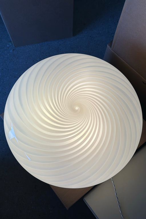 Ekstra stor vintage Murano plafond loftlampe / væglampe. Mundblæst hvid opal glas med swirl og messing bund. 3xE14 fatning. Håndlavet i Italien, 1970erne.
