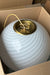 Stor vintage Murano pendel loftlampe i hvid opaline glas. Glasset er mundblæst i cirkulær form med et smukt swirl mønster. Håndlavet i Italien, 1970erne, og kommer med originalt justerbart ophæng. D:40 cm 