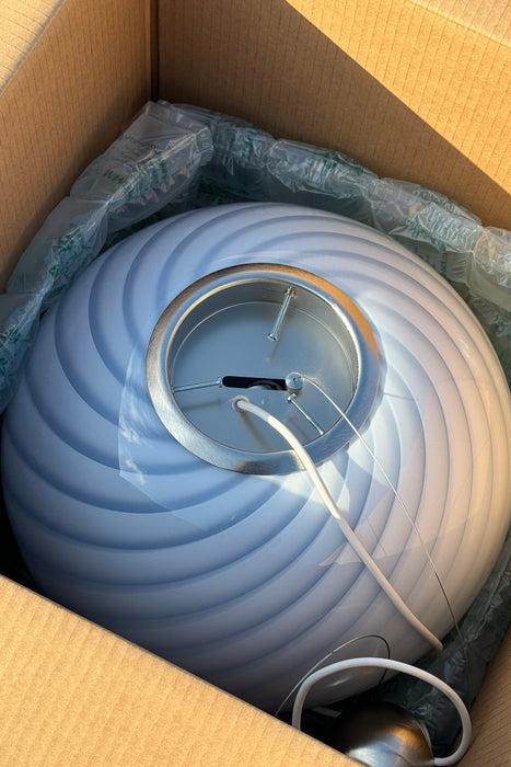 Ny stor italiensk Murano Candy pendel loftlampe i en fin lyseblå nuance. Mundblæst glas i oval form med swirl mønster. E27 fatning. Kommer med justerbart ophæng.
Håndlavet i Italien.
D:40 cm
