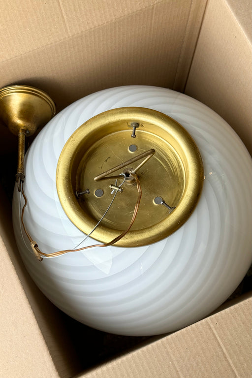 Stor vintage Murano pendel loftlampe i hvid opaline glas. Glasset er mundblæst i cirkulær form med et smukt swirl mønster. Håndlavet i Italien, 1970erne, og kommer med originalt justerbart ophæng. D:40 cm 