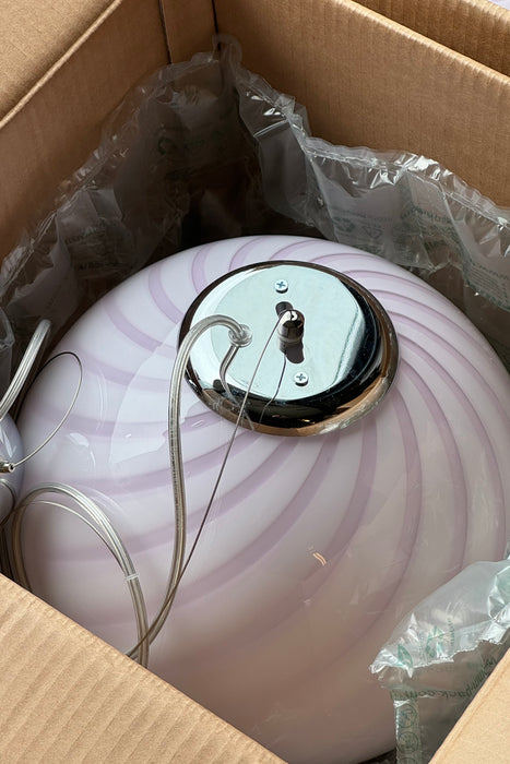 Ny Murano candy pendel loftlampe i en fin blød lyserød nuance. Mundblæst glas i rund form med swirl mønster. E27 fatning. Kommer med justerbart messingbelagt ophæng samt transparent ledning.  Håndlavet i Italien.  D:30 cm  