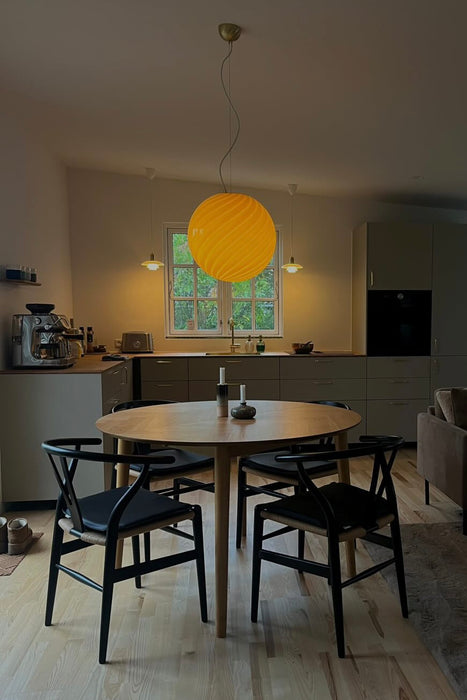 Ny stor italiensk Murano Candy pendel loftlampe i en fin creme nuance. Mundblæst opal glas med rav inderside i oval form med swirl mønster. Lampen har en blød nuance, der lyser op i en varm tone. E27 fatning. Kommer med justerbart ophæng. 
Håndlavet i Italien.
D:40 cm
