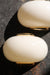 Sæt á 2 stk. vintage Murano creme væglamper med hvid swirl mønster og beslag i messing. Perfekt størrelse til din entré, i køkkenet, på badeværelset eller som læselamper i soveværelset. Super nemme at montere. Mundblæst i Italien, 1960/70erne og varierer i udtrykket. Størrelse 22x15 cm. 