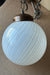 Sæt á vintage Murano pendel lamper med patineret ophæng. Mundblæst i opalglas og har begge helt exceptionel fin swirl. Ophænget er umiddelbart udformet i bruneret messing. Lamperne har kædeophæng i længde 16 cm og 42 cm (uden topstykke og rosetter). Håndlavet i Italien, 1970'erne.   D:20 cm 