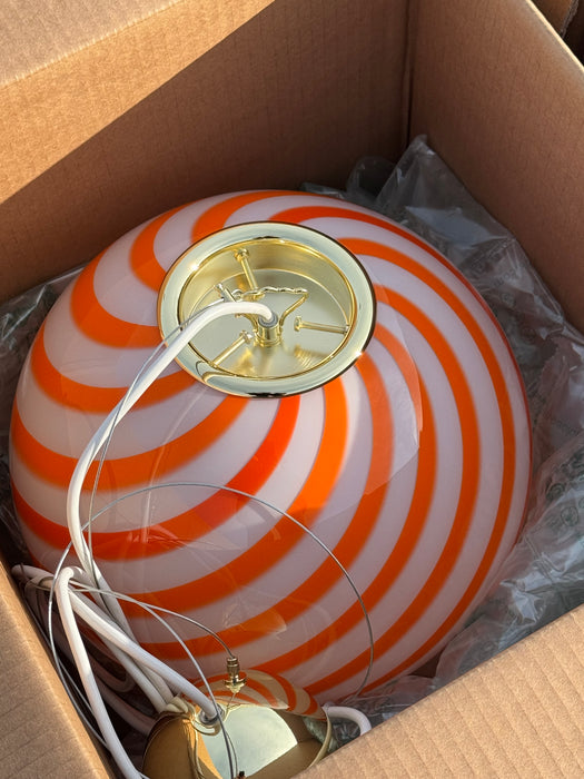 Ny Murano candy pendel loftlampe i en bolsje kombination af orange og hvid. Mundblæst glas i rund form med swirl. E27 fatning. Kommer med justerbart ophæng.

Håndlavet i Italien.
D:30 cm
Vægt ca. 3 kg