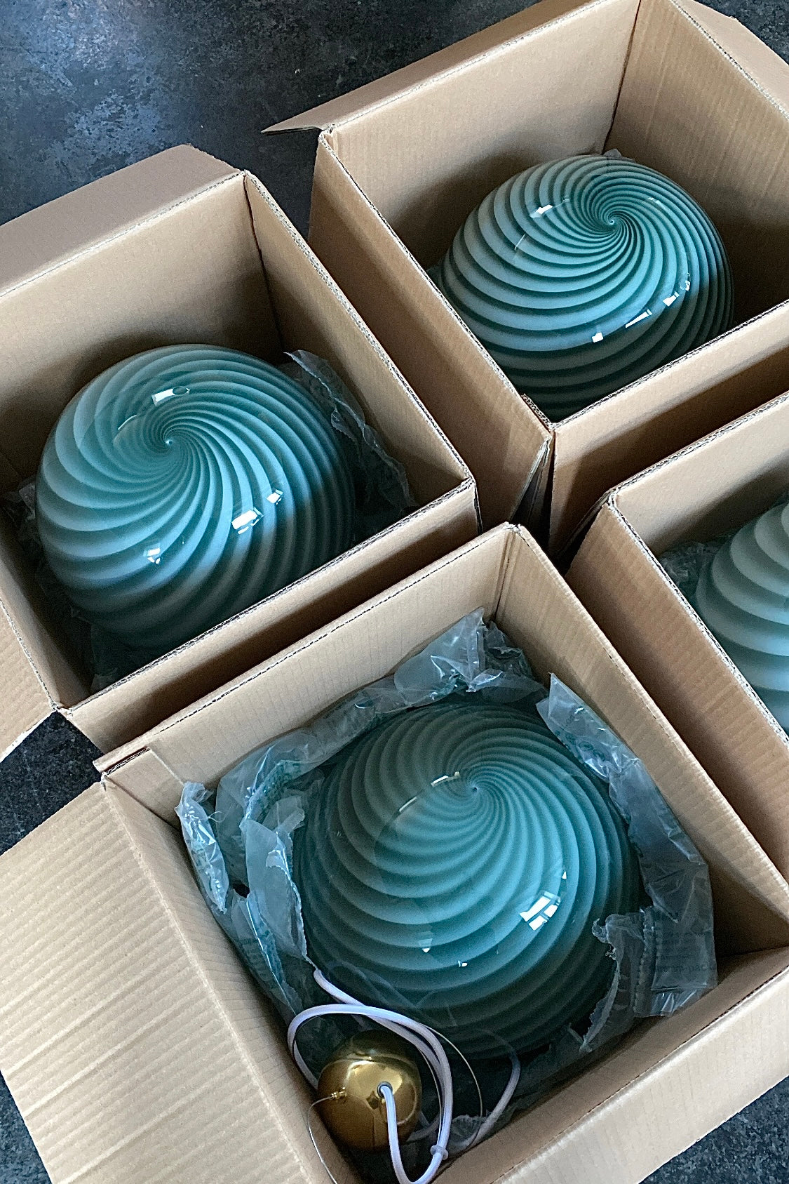 Italiensk Murano candy pendel loftlampe i grønt glas med swirl mønster.   Glasset er mundblæst hos en italiensk glaspuster familie, som arbejder i eget værksted. Udarbejdet efter traditionsrige Murano glaspuster teknikker. D:30 cm   Størrelsen er perfekt over et spisebord eller midt i en s