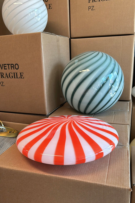 Ny stor Murano candy plafond loftlampe / væglampe med røde striber. Mundblæst i cirkulær, flad form. Kommer med hvid bagplade. 2x E27 fatning. Håndlavet i Italien. D:40 cm&nbsp;&nbsp;  Plafond lamper kan monteres direkte på flade overflader og er ideelle til rum med lavt til loftet eller som væglampe. 