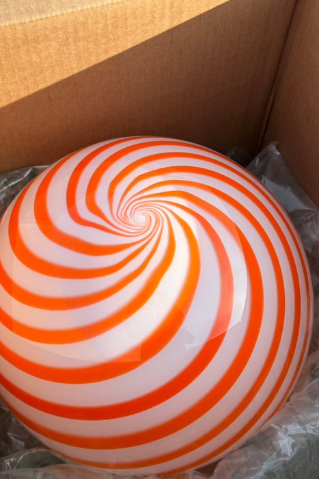 Ny Murano candy pendel loftlampe i en bolsje kombination af orange og hvid. Mundblæst glas i rund form med swirl. E27 fatning. Kommer med justerbart ophæng.

Håndlavet i Italien.
D:30 cm
Vægt ca. 3 kg