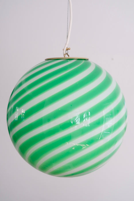 Ny Murano candy pendel loftlampe i en bolsje kombination af grøn og hvid. Mundblæst glas i rund form med swirl. E27 fatning. Kommer med justerbart ophæng. Håndlavet i Italien. D:30 cm