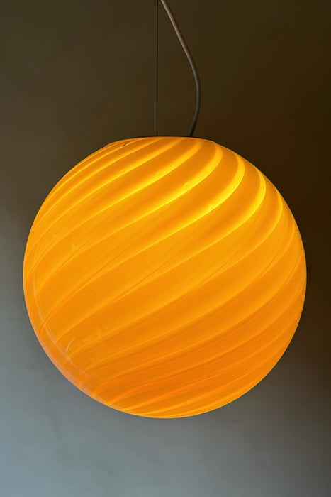 Ny stor italiensk Murano Candy pendel loftlampe i en fin creme nuance. Mundblæst opal glas med rav inderside i oval form med swirl mønster. Lampen har en blød nuance, der lyser op i en varm tone. E27 fatning. Kommer med justerbart ophæng. 
Håndlavet i Italien.
D:40 cm