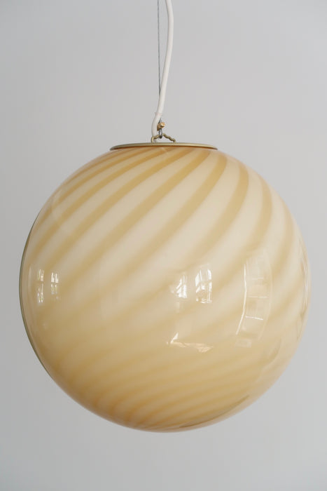 Ny italiensk Murano candy pendel loftlampe i en smuk blød gul nuance. Mundblæst glas i rund form med swirl mønster. E27 fatning. Kommer med justerbart ophæng. Håndlavet i Italien.
D:30 cm
