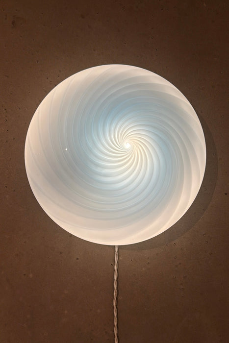 Ny Murano Candy plafond loftlampe / væglampe med lyseblå swirl. Mundblæst glas i cirkulær, flad form. E27 fatning. Kommer med hvid bagplade. Håndlavet i Italien.
D:30 cm H: 11 cm
