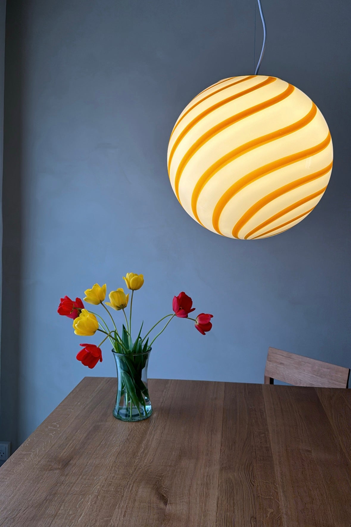 Ny Murano candy pendel loftlampe i en bolsje kombination af gul og hvid. Mundblæst glas i rund form med swirl mønster. E27 fatning. Kommer med justerbart messingbelagt ophæng samt transparent ledning. Håndlavet i Italien. 