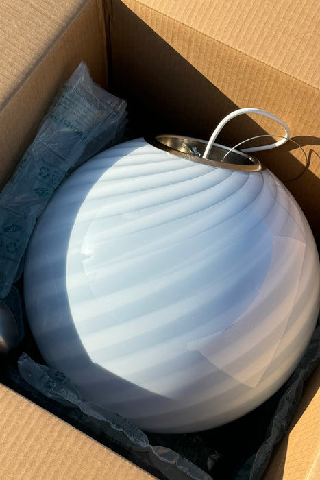 Ny stor italiensk Murano Candy pendel loftlampe i en fin lyseblå nuance. Mundblæst glas i oval form med swirl mønster. E27 fatning. Kommer med justerbart ophæng.
Håndlavet i Italien.
D:40 cm
