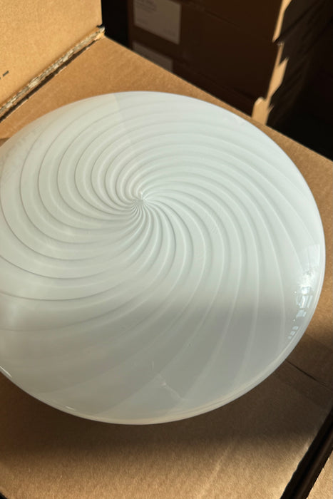 Ny Murano Candy plafond loftlampe / væglampe med swirl. Mundblæst i hvid opal glas i cirkulær, flad form. E27 fatning. Kommer med hvid bagplade. Håndlavet i Italien.
D:30 cm H: 11 cm