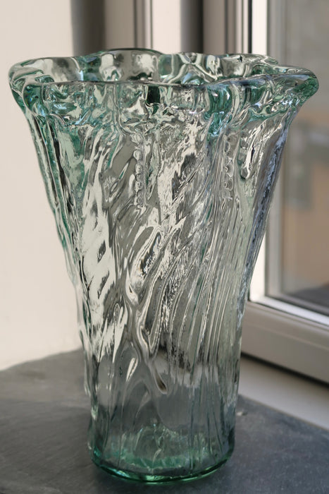Vintage italiensk glasvase udformet i en smuk aquamarine nuance. Tonen ses oftest anvendt af Max Ingrand for Fontana Arte i denne periode. Håndlavet i Italien, 1970erne.