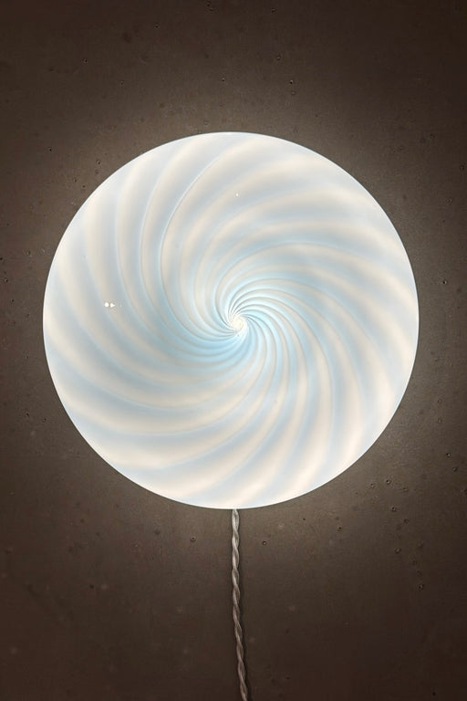 Ny Murano Candy plafond loftlampe / væglampe med blå swirl. Mundblæst glas i cirkulær, flad form. E27 fatning. Kommer med hvid bagplade. Håndlavet i Italien.
D:30 cm H: 11 cm
