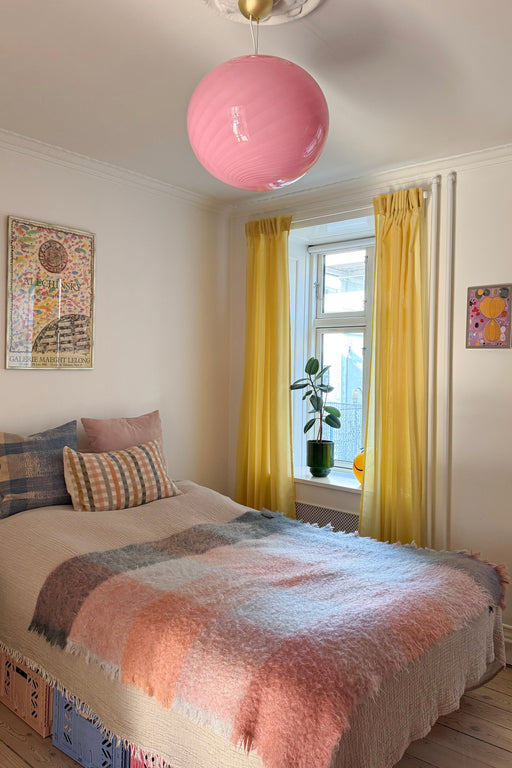 Stor ny Murano Candy pendel loftlampe i opalglas med overflade i den mest fantastiske i bubble gum pink lyserøde nuance. Mundblæst glas i oval form med swirl mønster. E27 fatning. Kommer med justerbart ophæng.

Håndlavet i Italien
D:40 cm