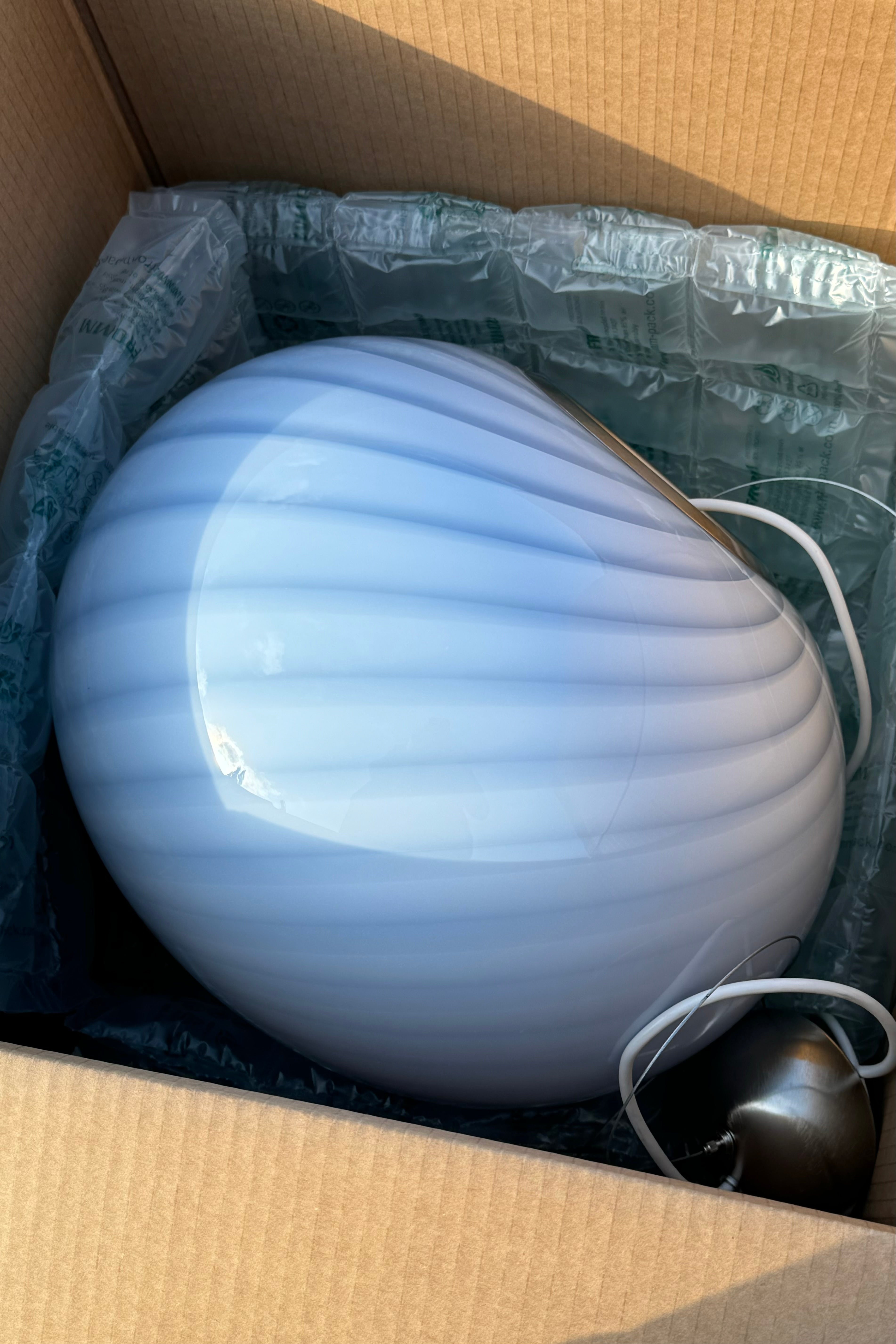 Ny stor italiensk Murano Candy pendel loftlampe i en fin lyseblå nuance. Mundblæst glas i oval form med swirl mønster. E27 fatning. Kommer med justerbart ophæng.
Håndlavet i Italien.
D:40 cm