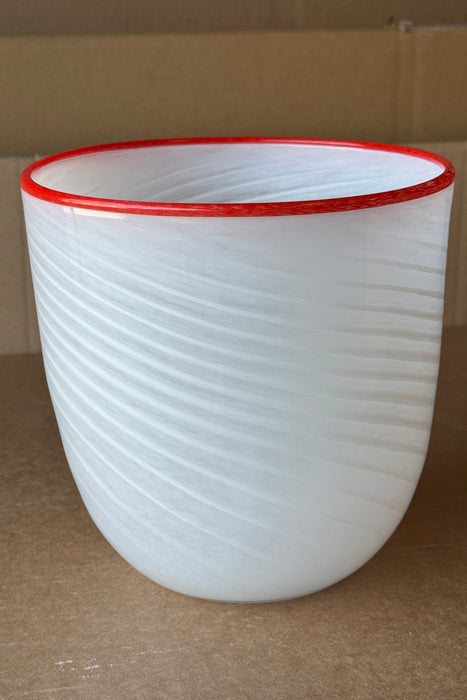 Vintage Murano vase med swirl. Mundblæst i hvid glas med rød kant. Rummelig størrelse. Håndlavet i Italien 1970/80erne. 