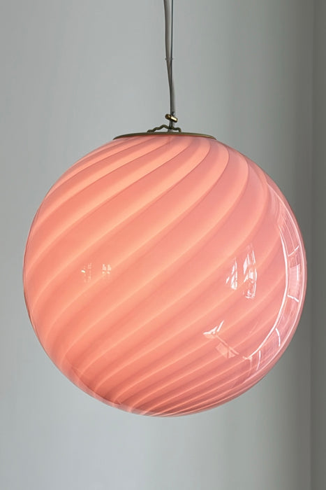 Ny Murano candy pendel loftlampe i opalglas med overflade i den mest fantastiske i bubble gum pink lyserøde nuance. Mundblæst glas i rund form med swirl mønster. E27 fatning. Kommer med justerbart ophæng. Håndlavet i Italien. D:30 cm
