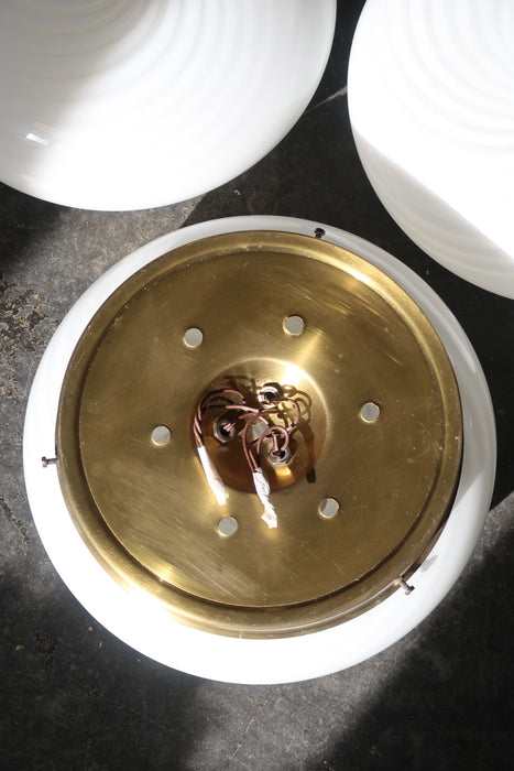 Vintage Murano plafond loftlampe / væglampe. Mundblæst hvid opal glas med swirl og messing bund. 3x E14 fatning. Håndlavet i Italien, 1970erne. D:30 cm⁠⁠ H:16 cm